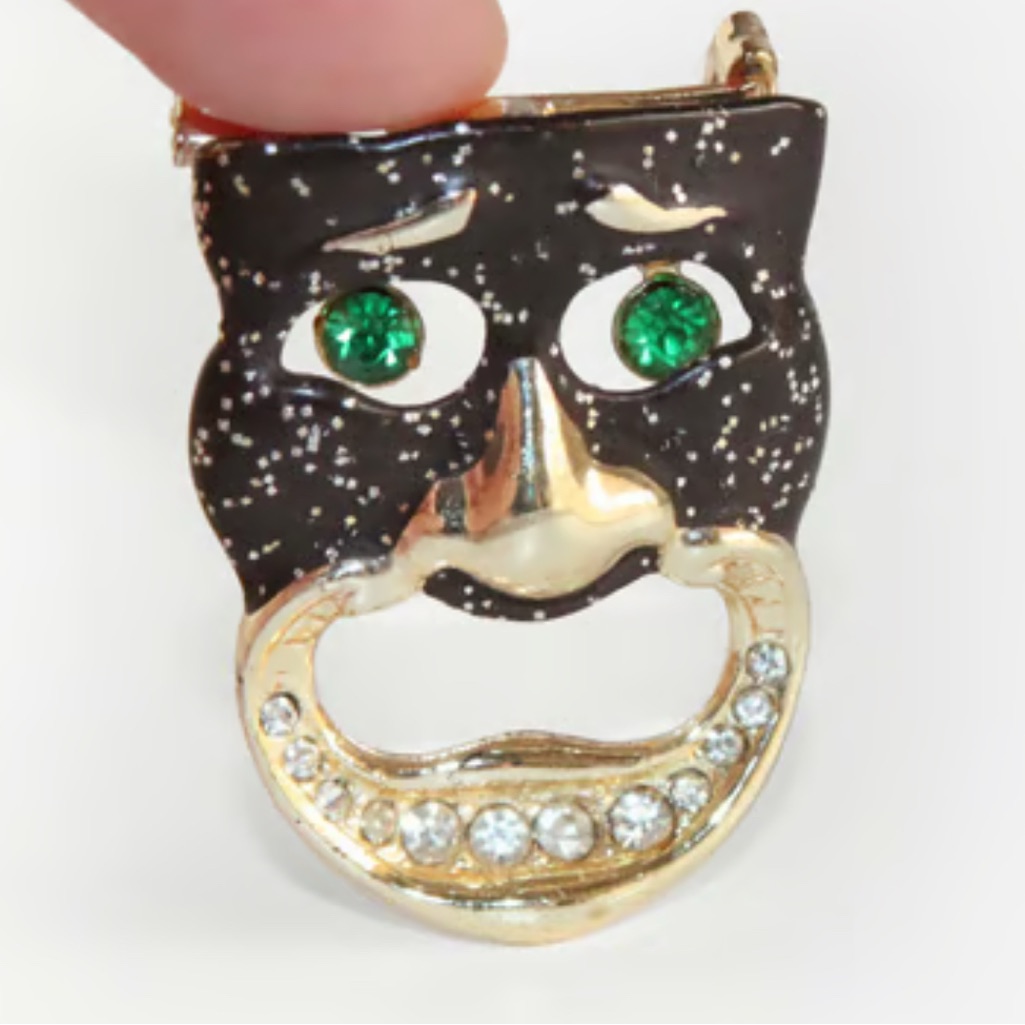 Mcm Drama Brooch With Wiggling Green Eyes